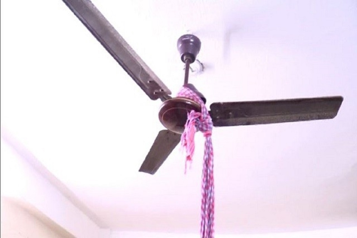 फंदे पर लटकते युवक को बचाया