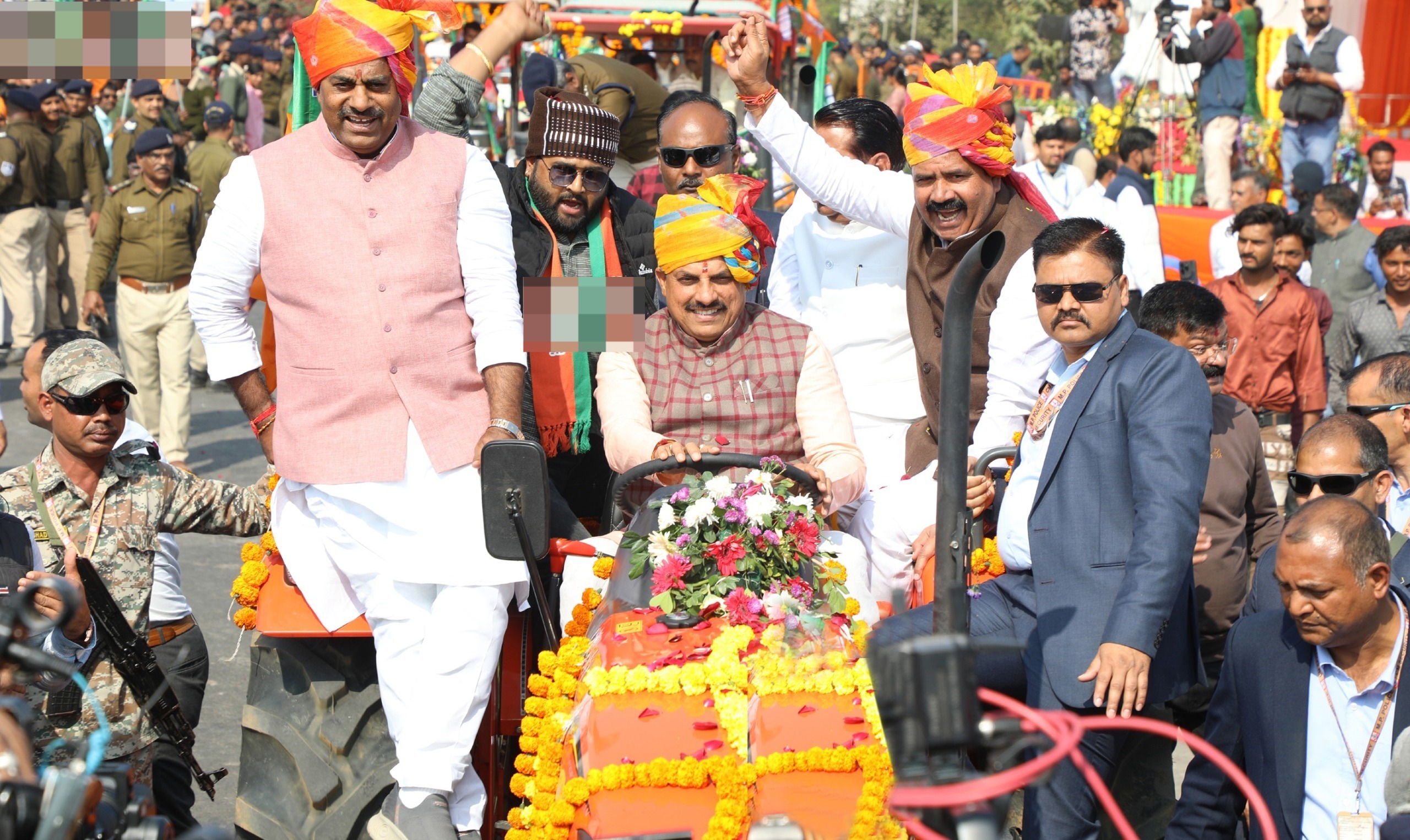 ट्रेक्टर चलाकर रैली मे शामिल हुए cm